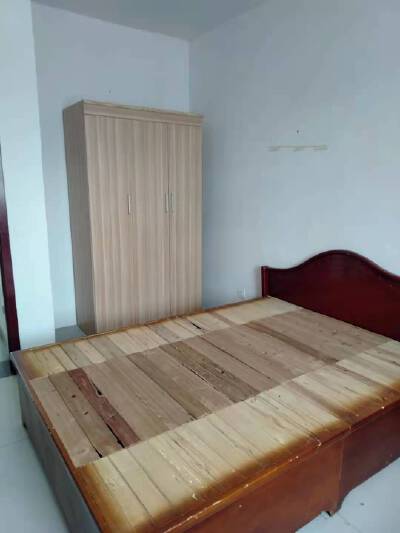 黄梁坡社区 三室两厅 130平 家具家电齐全 南北通透 双阳台 耳朵户型 双气 地暖 带储藏室 紧邻信誉楼 凤城高中