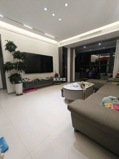 恒大名都  电梯房 精装短住 三居室 南北通透 车位 135平 82万