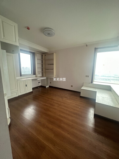 汇源首座 电梯房 可贷款 四居室  南北通透 165平 89万