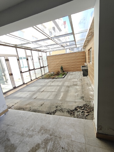 紧邻花园学校，1.2楼复式带院子300平160万，价可议，急售，急售