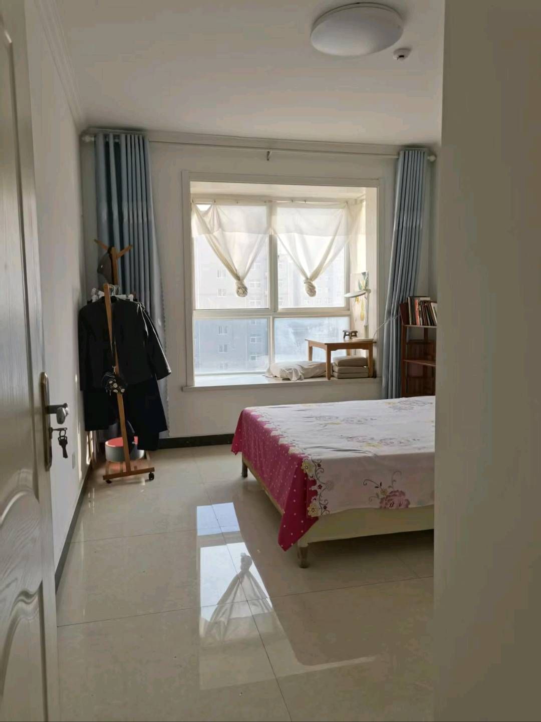 紧邻二实小，珍珠花园电梯房140平1500，家具齐全有空调冰箱电视，能洗澡做饭！ 租房