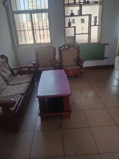 兰馨赢4楼77平800，家具齐全有空调3个，冰箱洗衣机，能洗澡做饭！