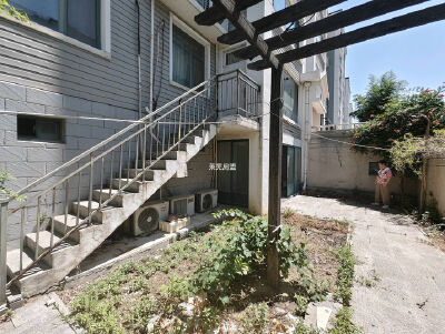 六区1楼带院子  185平    院子有西门