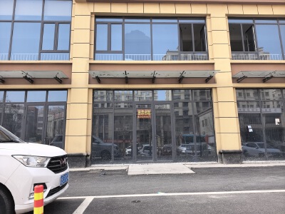 华冠园北门商铺，对面是新小学