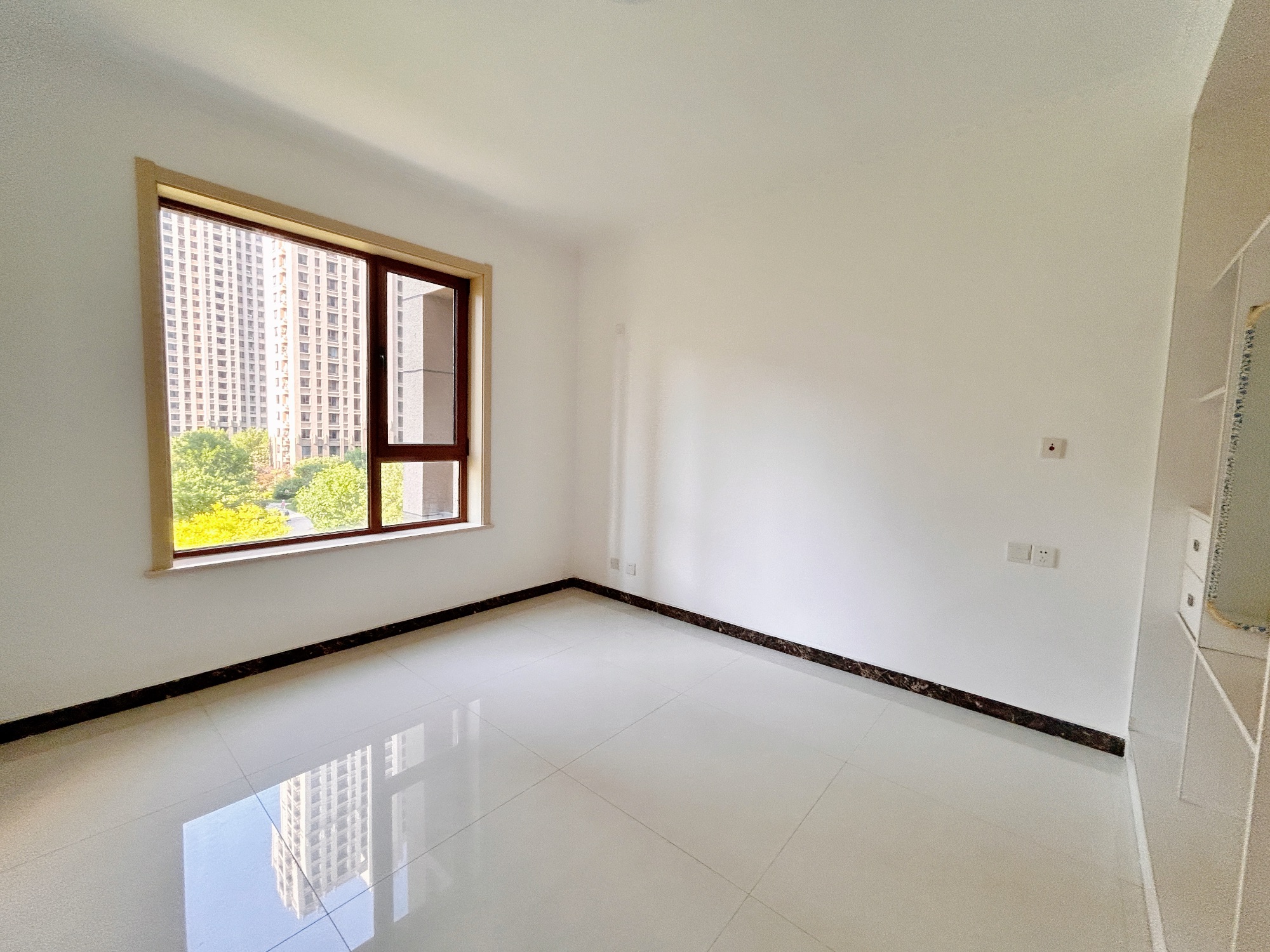 莱芜世纪城  三居室  精装 南北通透户型  双卫   130平  65万 二手房