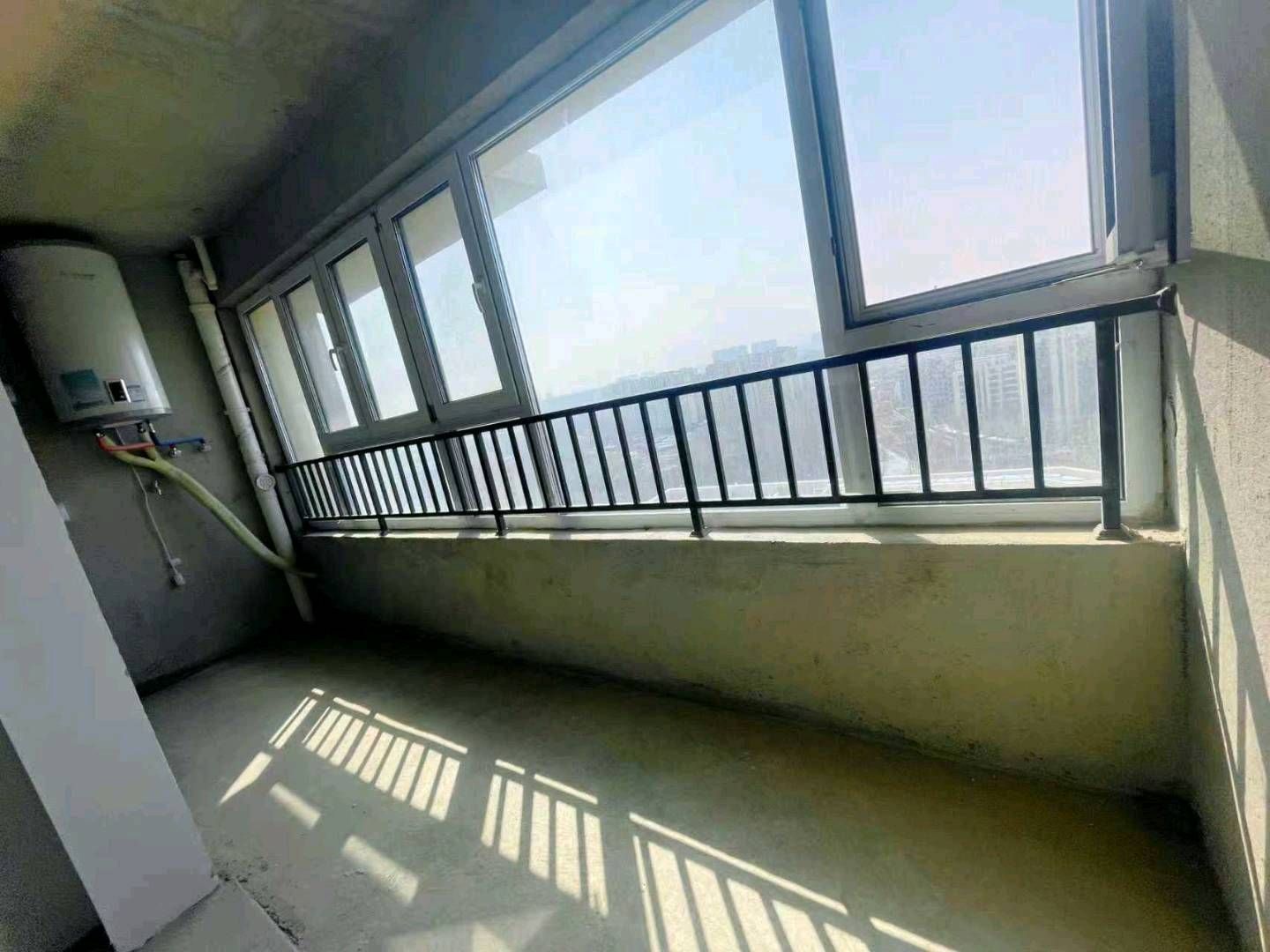 紧邻滨河小学  双证双气 南北通透 精装修 无遮挡 随时看房  二手房