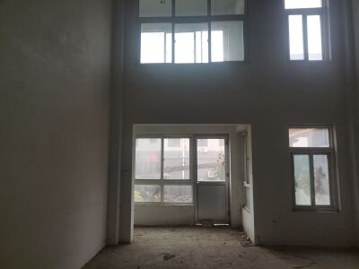 龙凤苑一二楼复式带院子带车位储