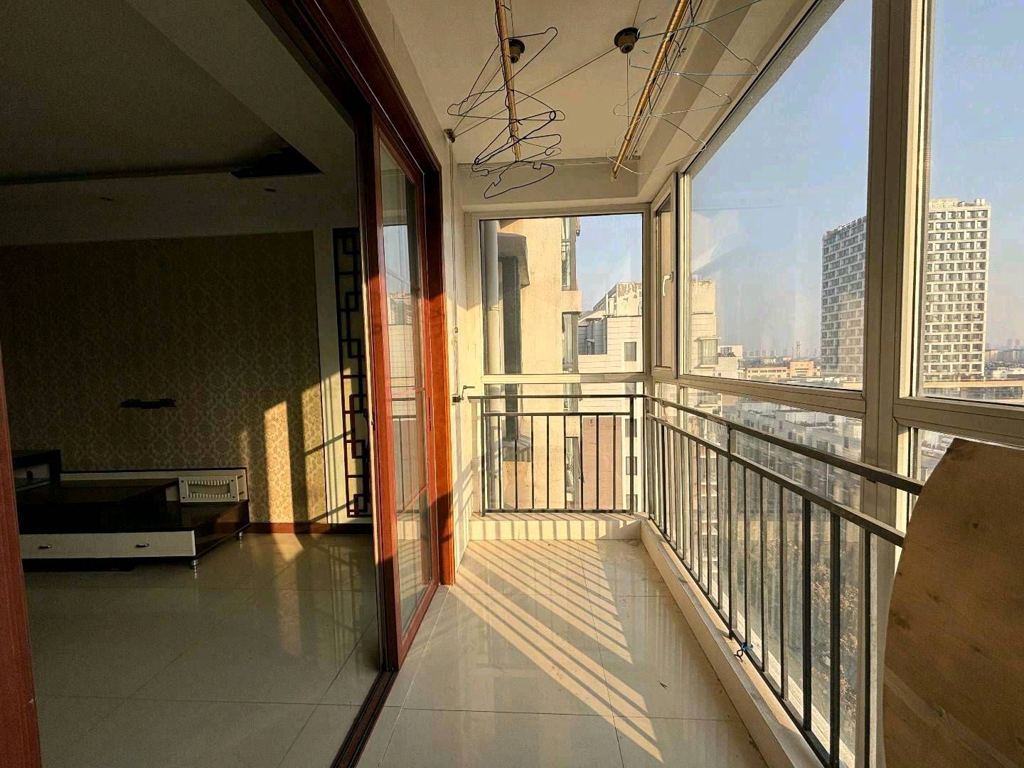 安泰首府，大产权，精装修，家具家电齐全，拎包入住，周边配套齐全 租房