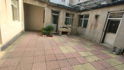 老汽车站宿舍，116平三室，一楼带院子，双证满二55万