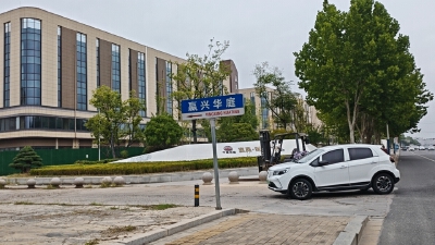 赢兴华庭，双证双气，带储带车位，露台137平138万，价可议，急售，急售