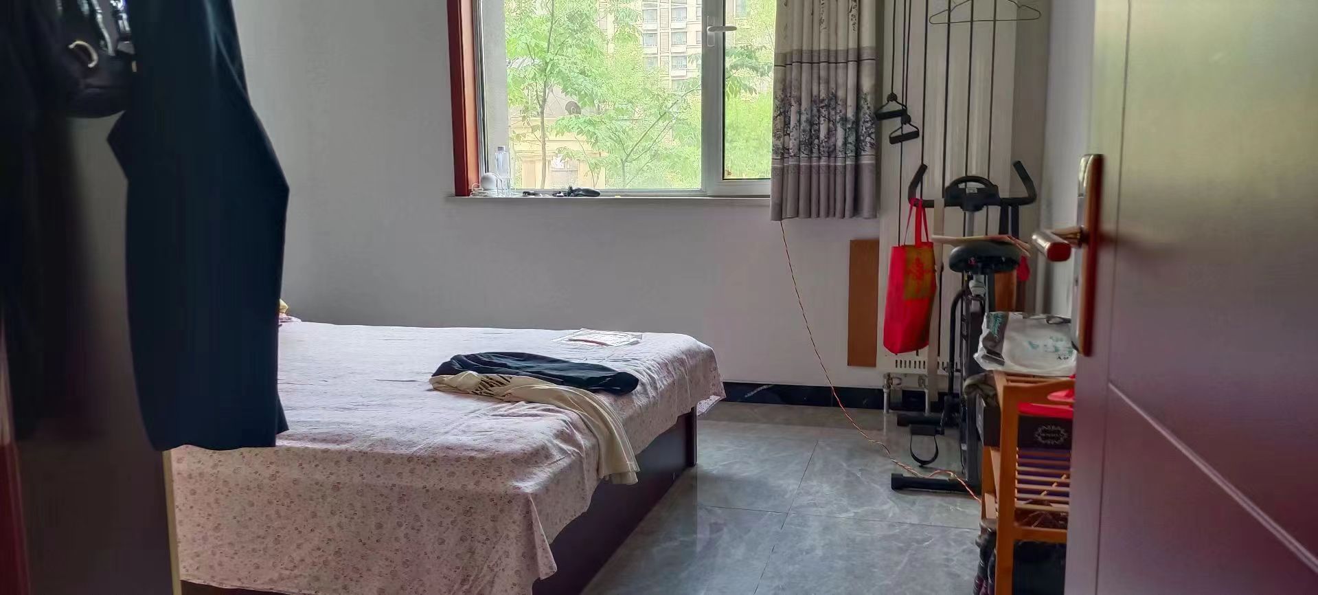 城发和园 凤城中心小学学区-莱城城区-莱芜文化南路160号，11层电梯洋房，大产权，首付低，精装修，一站式教育，学习氛围浓，核心地段，年轻人首选，大社区，出行方便，学区房，居住投资两不误，价格优惠 二手房