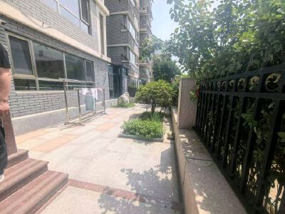 金地凯旋城181平三室，一楼带院子，洋房精装修240万