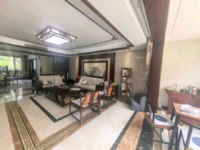 陈毅片区1楼带院金地凯旋城181平三室精装240万可贷款双气