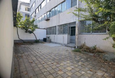 新烟草公司宿舍150平3室2厅带大院子双证双气