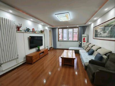 新汽车站附近，家具家电齐全，拎包入住交通方便