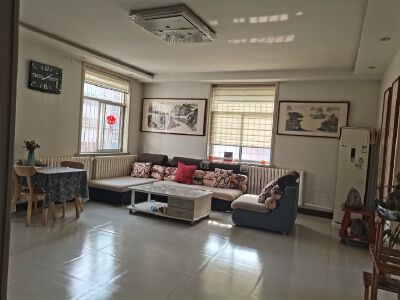 紧邻管委会，仁和花园2楼106平，精装修，家具齐全有空调冰箱，能洗澡做饭！