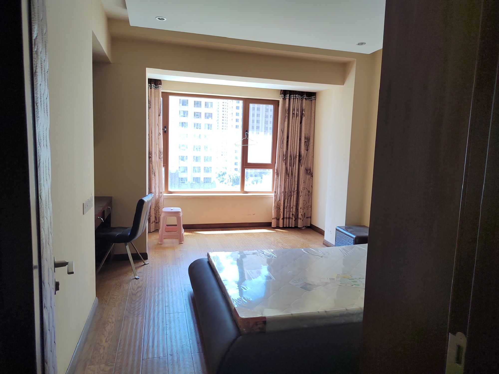  莱芜世纪城 莱城-莱城城区-凤凰路，18层电梯洋房，大产权，首付低，精装修，一站式教育，学习氛围浓，核心地段，年轻人首选，大社区，出行方便，学区房，居住投资两不误，价格优惠 二手房