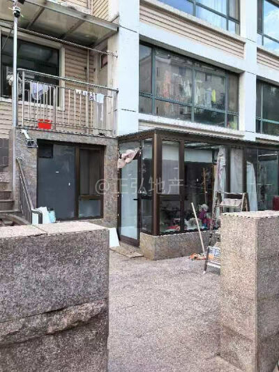 六区新园一楼带地上院子98平98万，地上院子，储藏室已改成房间