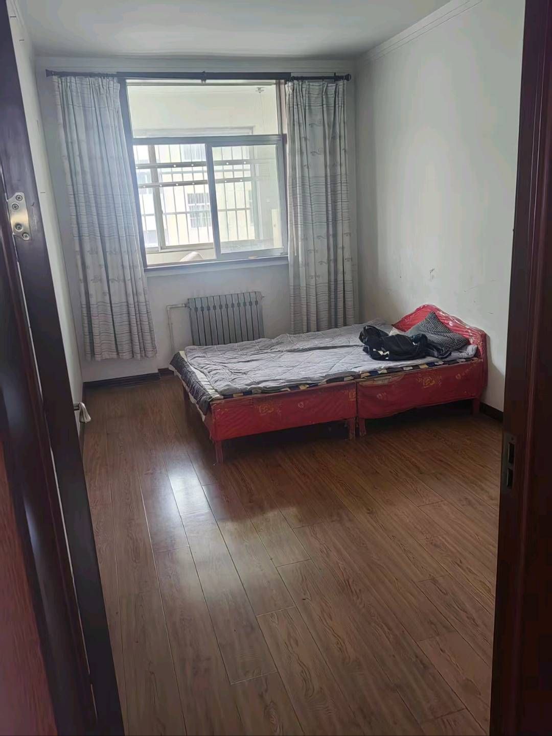 汶河苑小区，3室2厅1卫，140㎡，简装，租金800元/月 租房