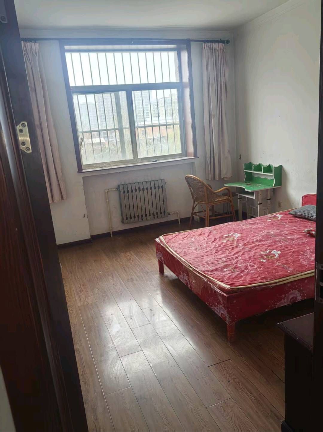 汶河苑小区，3室2厅1卫，140㎡，简装，租金800元/月 租房