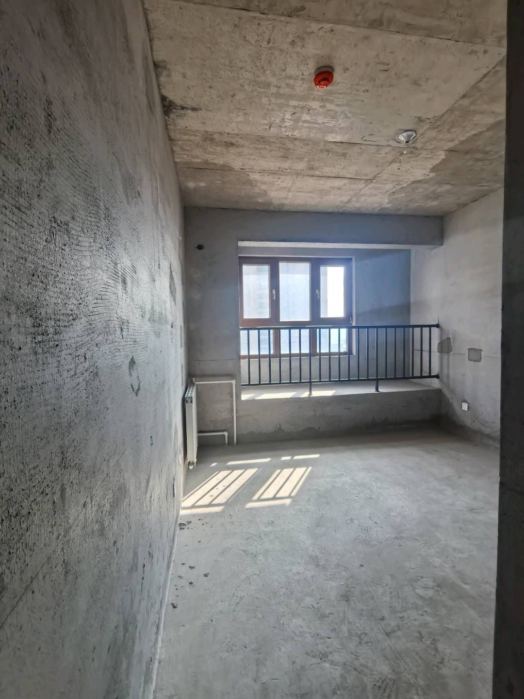 绿水华亭（大产权），毛坯房，一站式教育，学习氛围浓，核心地段，年轻人首选，大社区，出行方便，学区房，居住投资两不误，价格优惠 二手房