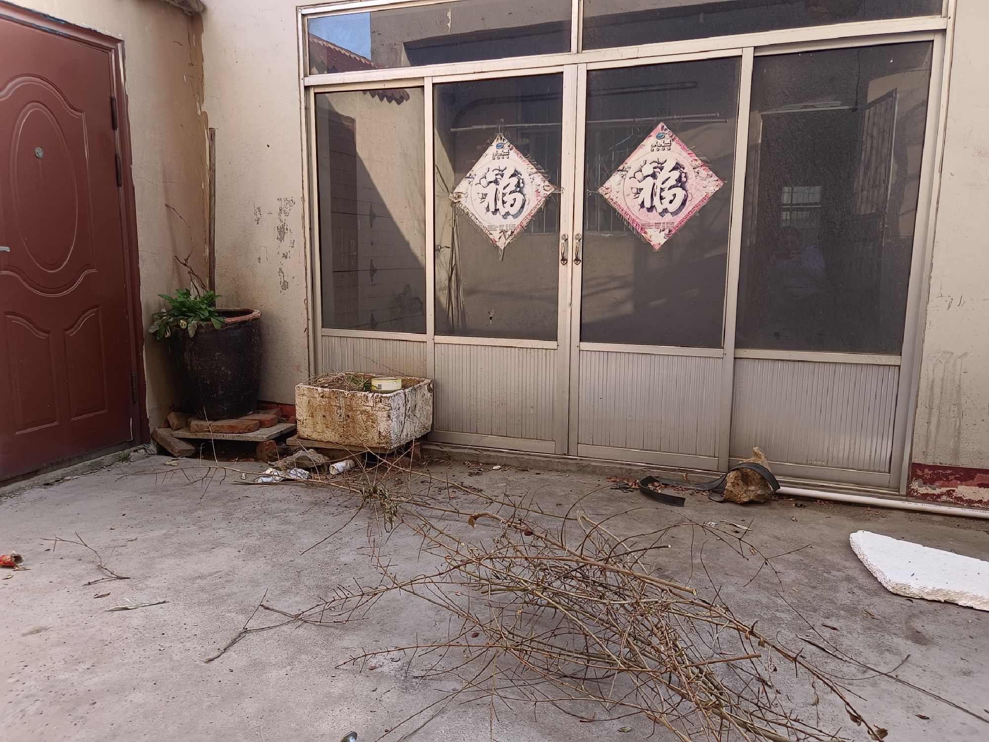 石花园小区，1楼带院子，95平三室，45万 二手房