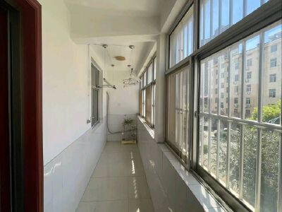 新一中南前宋小区2楼精装三室双阳台车库双气40万元P