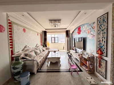 红石公园旁  胜利学区房双证满5年，双气地暖，双阳台，纯南北通透户型，带23平储藏室，带车位 精装修