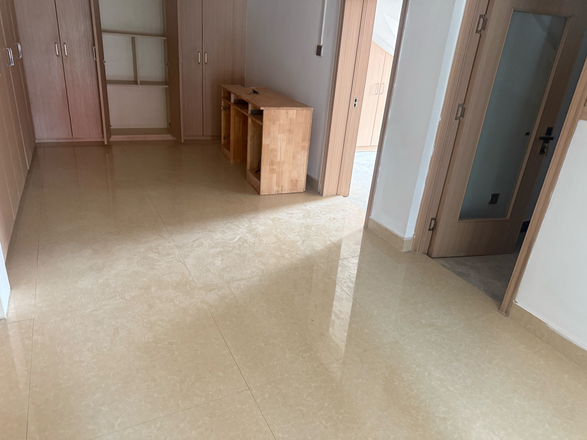 御花园别墅 256平   精装修带院子 240万 二手房