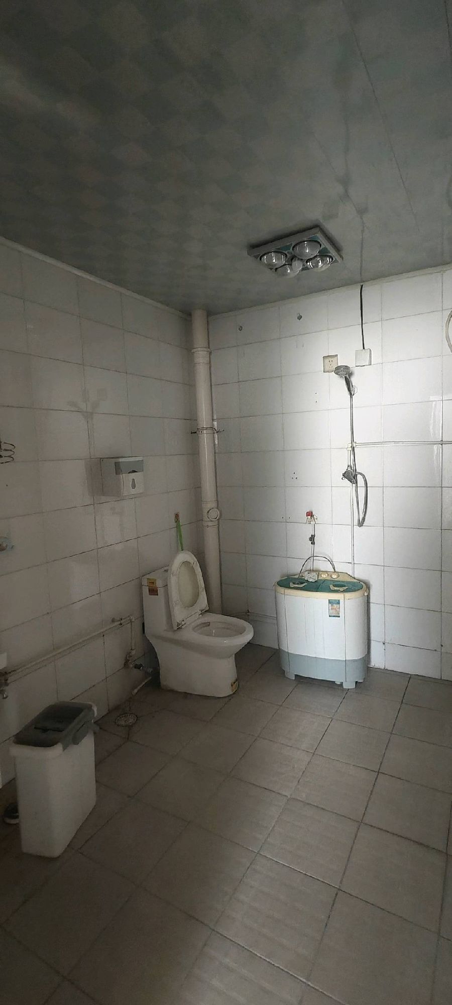 环卫处宿舍 莱城-莱城城区-凤城西大街44号，一站式教育，学习氛围浓，核心地段，年轻人首选，大社区，出行方便，学区房，居住投资两不误，价格优惠 备注 五楼带阁楼可住人，储藏室 二手房
