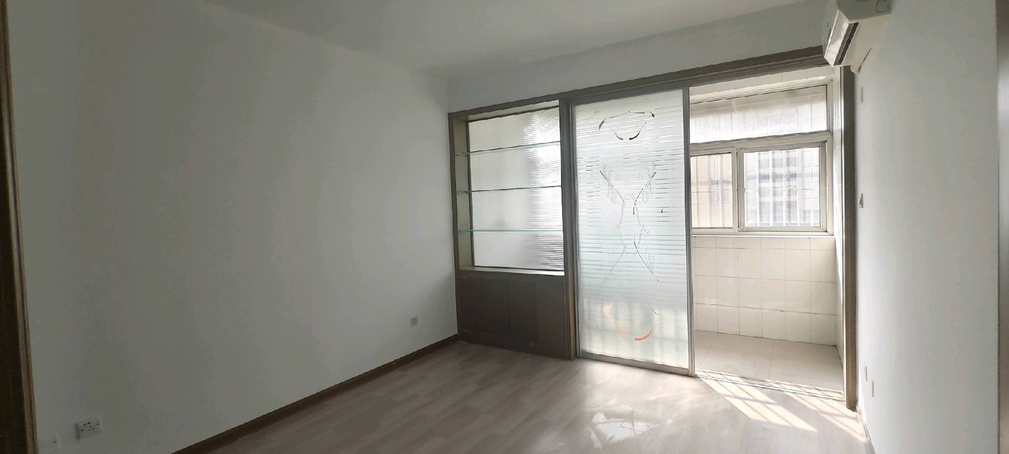 环卫处宿舍 莱城-莱城城区-凤城西大街44号，一站式教育，学习氛围浓，核心地段，年轻人首选，大社区，出行方便，学区房，居住投资两不误，价格优惠 备注 五楼带阁楼可住人，储藏室 二手房