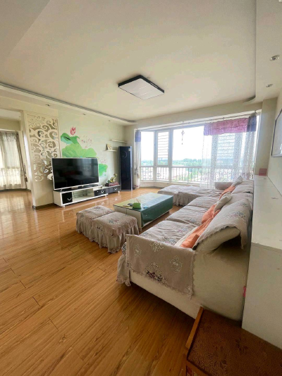 紧邻莲河学校，新市医院，福莱佳园，精装修，电梯房家具家电齐全，拎包入住