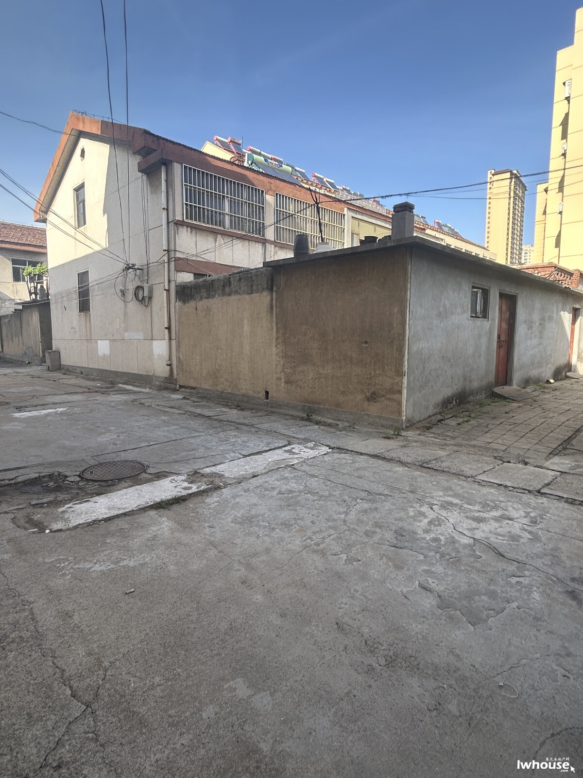 中心区 花园路 单位别墅区 两层带院子 内置楼梯 150万 双证双气 停车方便 封闭式管理 二手房