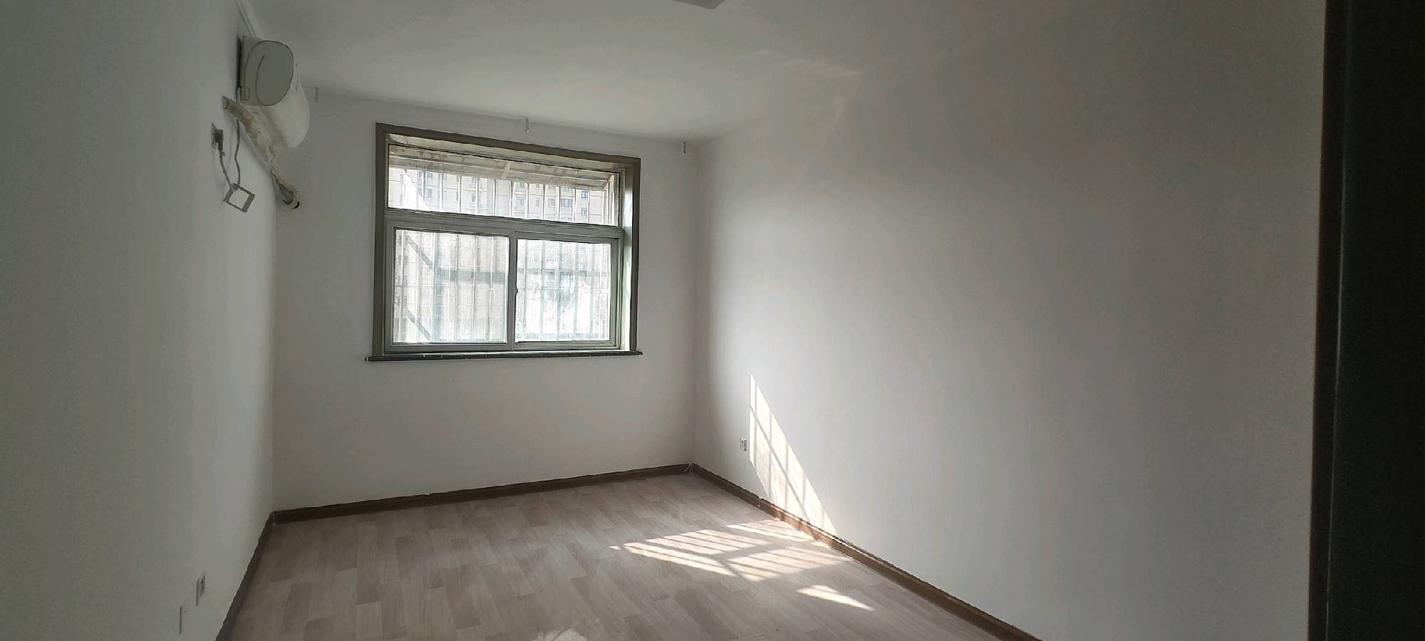 环卫处宿舍 莱城-莱城城区-凤城西大街44号，一站式教育，学习氛围浓，核心地段，年轻人首选，大社区，出行方便，学区房，居住投资两不误，价格优惠 备注 五楼带阁楼可住人，储藏室 二手房