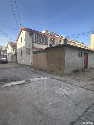 中心区 花园路 单位别墅区 两层带院子 内置楼梯 150万 双证双气 停车方便 封闭式管理
