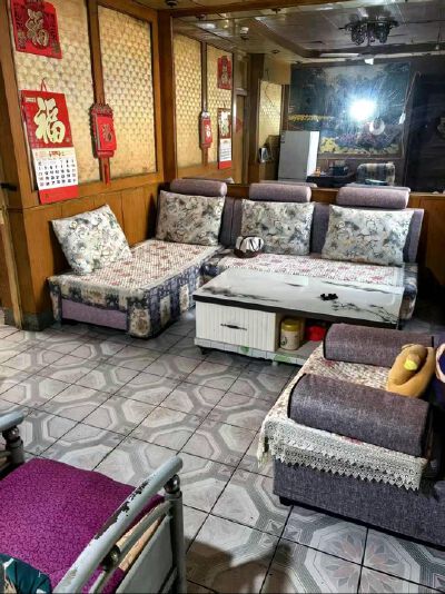 紧邻一实小，官寺小区1楼带院，60平18万，双气，带储藏室！
