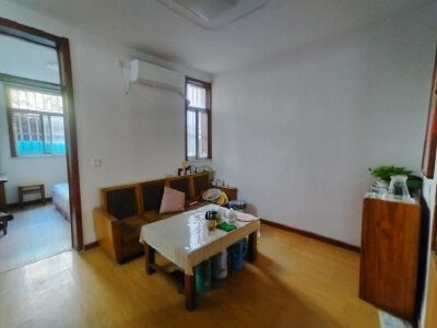 紧邻一实小，官寺小区1楼带院，80平20万，双气，带储藏室！