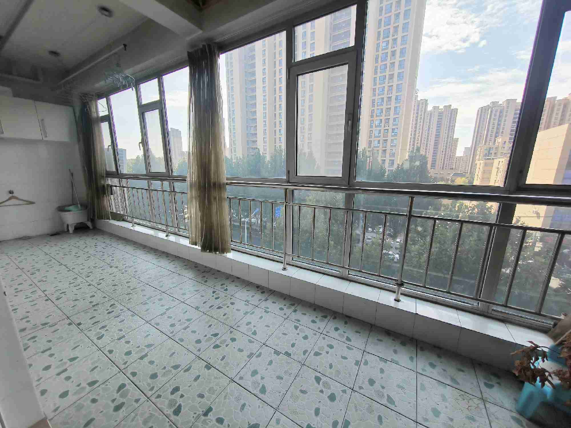 三三公寓 一实小学区-莱城城区-汶河大道505号，现浇房，大产权，首付低，精装修，一站式教育，学习氛围浓，核心地段，年轻人首选，大社区，出行方便，学区房，居住投资两不误，价格优惠 二手房