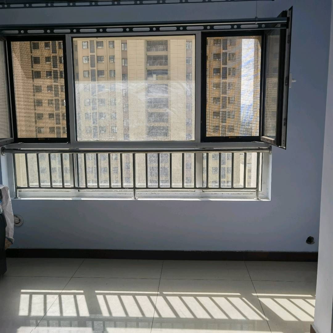 东方红家园 实验学校学区-山东省济南市莱芜区凤城街道鹏泉西大街54号，干净整洁，带全套家具家电， 备注 两台空调，冰箱，洗衣机，床两张，衣厨，沙发，茶几 租房