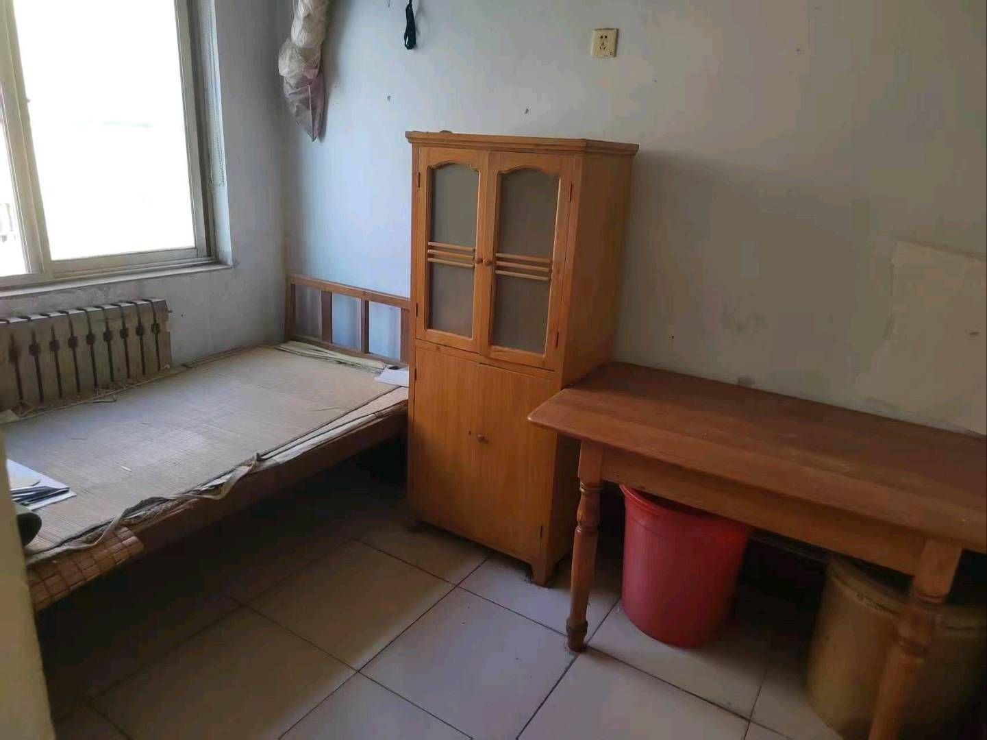 妇幼保健院南，白酒厂宿舍3楼100平月租500，家具家电齐全，拎包入住！ 租房