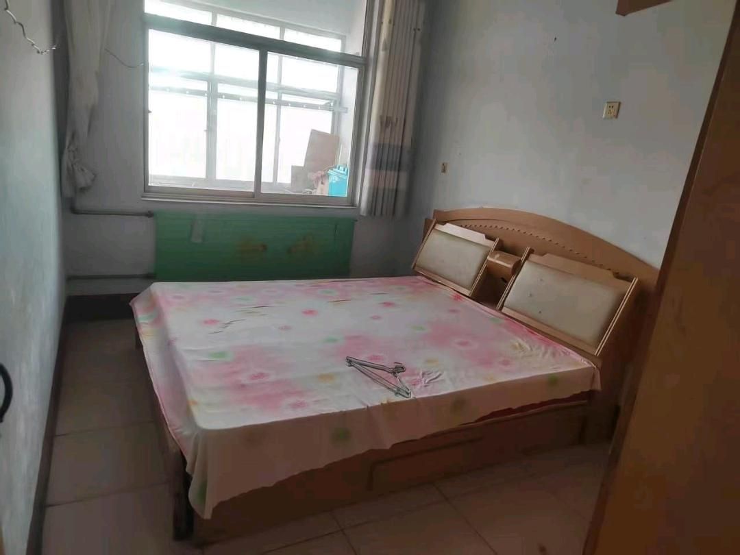 妇幼保健院南，白酒厂宿舍3楼100平月租500，家具家电齐全，拎包入住！ 租房