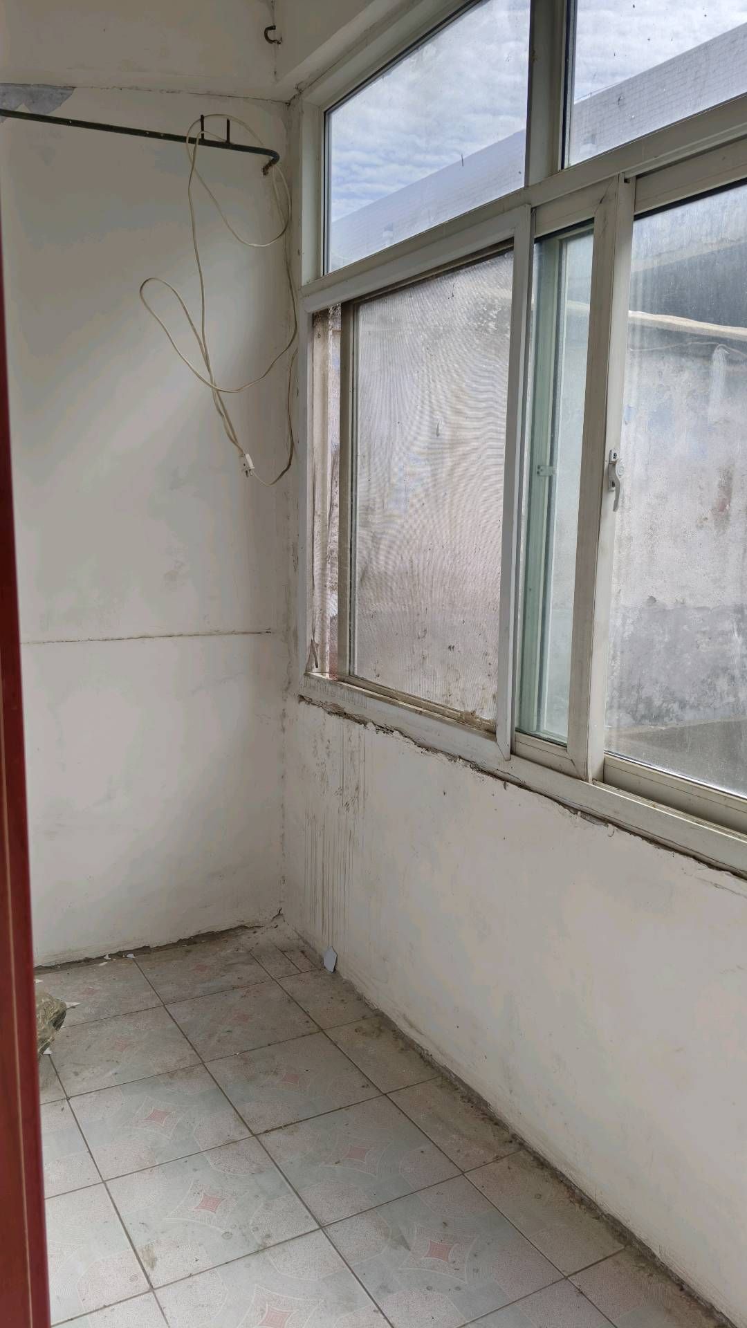 加州城对过，老汽车站宿舍一楼带院，68平30万，双证双气可贷款！ 二手房