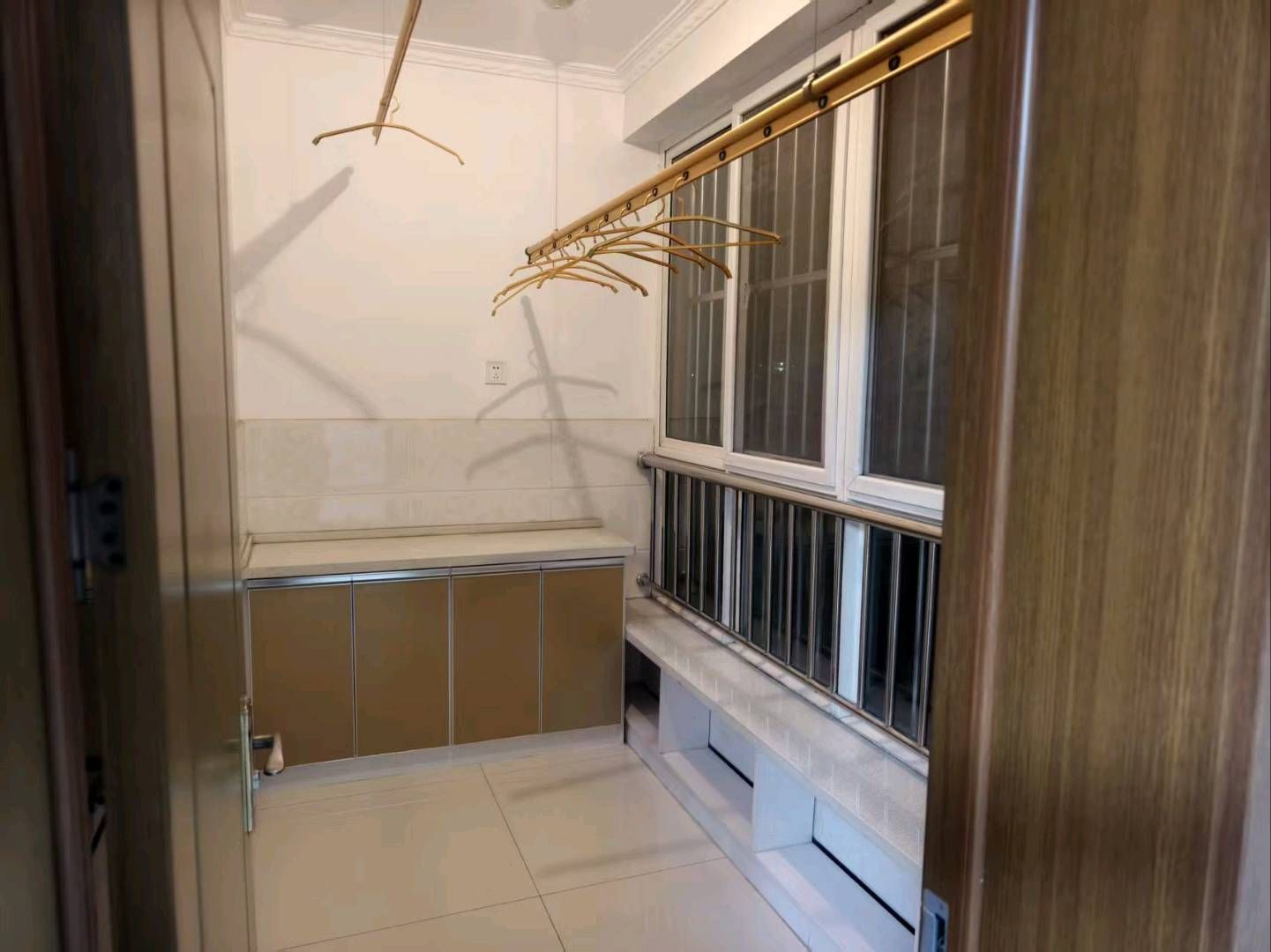 黄梁坡社区，3室2厅1卫，126㎡，精装，家具家电齐全，拎包入住 租房