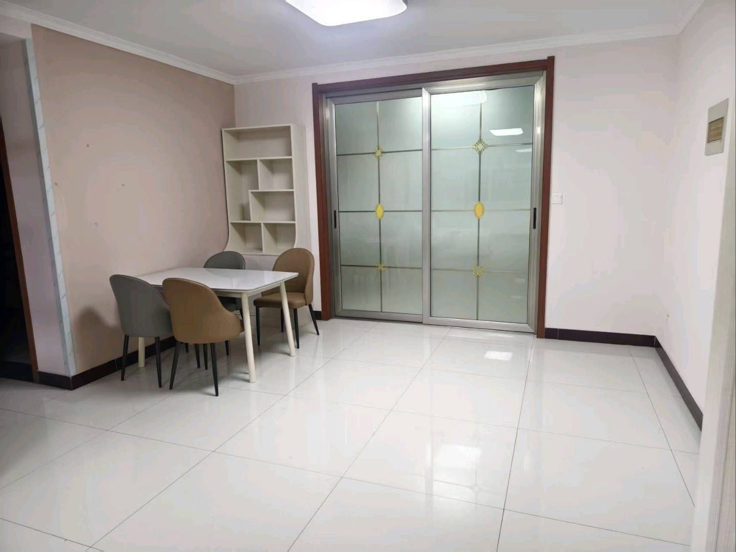 黄梁坡社区，3室2厅1卫，126㎡，精装，家具家电齐全，拎包入住 租房